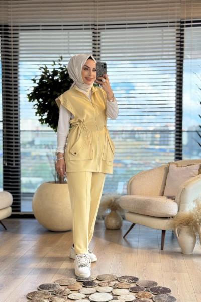 1392 Omuzları Zımbalı Yelekli Takım Sarı